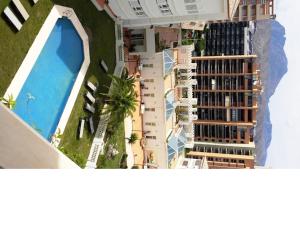 卡拉德费斯特拉特Ballesol Costablanca Senior Resort mayores de 55 años的享有带游泳池的大楼的顶部景致