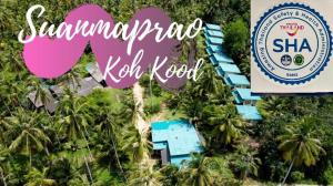库德岛苏安椰克库特度假酒店的享有度假村的空中景致,并种植了标志和棕榈树