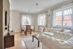 华沙Royal Warsaw Apartment的客厅配有白色的沙发和桌子