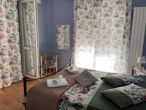 菲纳莱利古雷Appartamento Libeccio的一间卧室配有带毛巾的床
