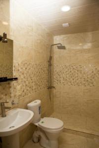AkhmetyBekas wine cellar的浴室配有卫生间、盥洗盆和淋浴。