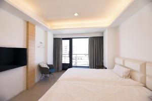 台东松柏文旅Cypress Inn的酒店客房设有一张大床和一台电视。