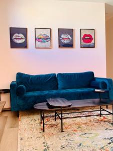 弗里曼特Angels Loft Fremantle的客厅配有一张蓝色的沙发,配有一张桌子