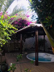 巴拉多库努Pousada Mirante do Cunhaú的花园内带小型游泳池的木甲板