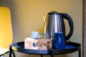 汉堡哈默布鲁克旅舍的茶壶和蓝色花瓶的桌子
