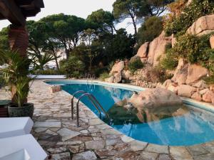 罗列特海岸Villa Panorama 360的水中岩石游泳池