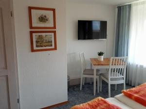 GamstädtGästezimmer Göring的一间带桌子的房间和一间用餐室