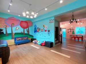 瑞穗乡黑皮森林的一间设有儿童室的房间,内设一个儿童游戏室