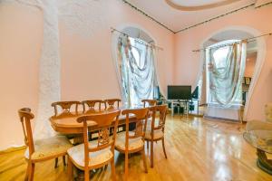 巴库Baku Nizami Street Triplex 4 bedroom的一间带桌椅的用餐室