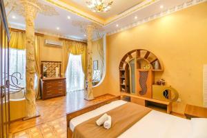 巴库Baku Nizami Street Triplex 4 bedroom的一间卧室,卧室内配有一张大床