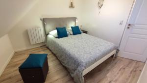 诺让莱罗特鲁Maison de ville centre Nogent le Rotrou的小卧室配有带蓝色枕头的床