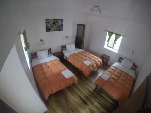 库斯科Tucan Hostel的卧室享有高空美景,设有四张床