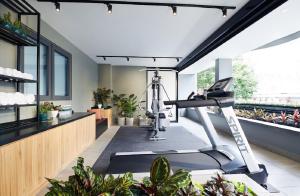 新加坡The Initial Residence的植物间里带跑步机的健身房