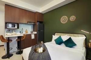 新加坡The Initial Residence的酒店客房带一张床和一个厨房