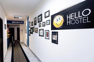 别尔斯克-比亚拉Hello Hostel & Apartments的墙上挂着Hello医院标志的走廊