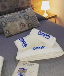 阿沃拉O'Paisi Casa Vacanze的床上的一大堆毛巾
