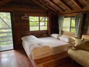 梅山乡赖坤阳的家 的木制客房的一张大床,设有窗户