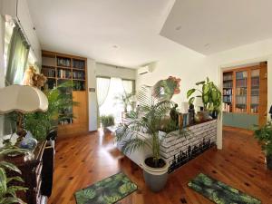 米兰Terrazza Milano Apartment的一间客厅,里面种满了盆栽植物