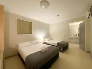 Sea LakeLake Tyrrell Accommodation LTA的酒店客房带两张床和一间浴室