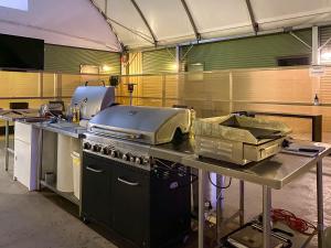 Sea LakeLake Tyrrell Accommodation LTA的厨房配有带炉灶和水槽的台面
