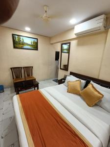 纳威孟买Hotel Royal Residency的一间卧室,卧室内配有一张大床