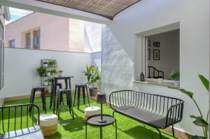 巴罗斯自由镇La Plaza-Colón的一个带绿草和桌椅的庭院
