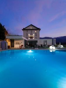 莱维科特尔梅贝拉维斯塔休闲酒店的房屋前的大型游泳池