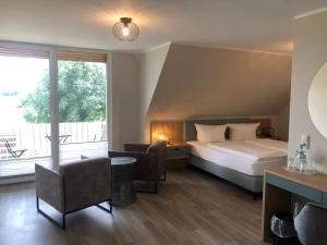 MödlichHotel Alte Fischerkate的酒店客房设有一张床和一个大窗户