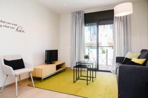 巴塞罗那温馨之家广场公寓酒店的带沙发和电视的客厅