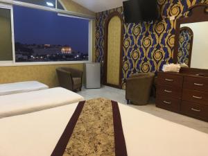 耶路撒冷哈希米酒店 的酒店客房设有两张床和窗户。
