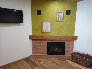 帕哈雷斯Valle del sol I的客厅设有砖砌壁炉和平面电视。
