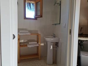 CalzadillaChozos Las Flores de la Dehesa的白色的浴室设有水槽和镜子