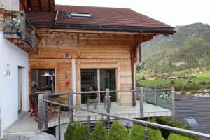 茨韦西门Eggetli的小木屋设有甲板和阳台