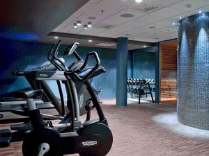 克里斯蒂安桑克拉里昂迩恩斯特酒店的健身房,在房间内提供健身自行车