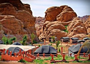 瓦迪穆萨贝都酒店的山前的一组帐篷