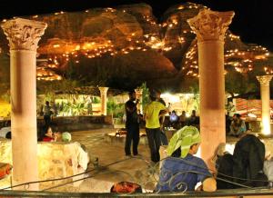 瓦迪穆萨贝都酒店的一群人晚上站在公园里