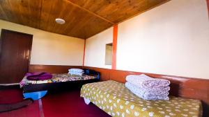 里希普Rishop - Zivaan Stay的一间客房内配有两张床的房间