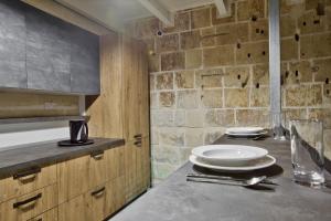 瓦莱塔Chateau La Vallette - Barrakka Suite的厨房配有带盘子的柜台