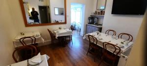 法恩伯勒Colebrook Guest House的一间设有两张桌子和镜子的用餐室