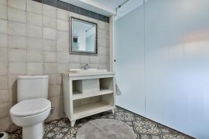 瓦莱塔Chateau La Vallette - Grand Master's Suite的一间带卫生间和水槽的浴室