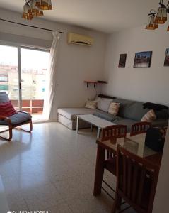 格拉纳达Disfruta Granada,incluso con tu mascota Parking的客厅配有沙发和桌子