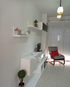 格拉纳达Disfruta Granada,incluso con tu mascota Parking的白色的客厅配有椅子和电视