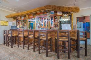 杰米斯顿Marle' Lodge的餐厅内带木凳的酒吧