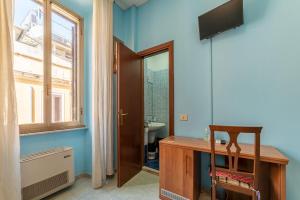 罗马Hotel Beauty Palace - Vertex Group的一间带书桌、水槽和窗户的浴室