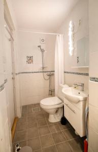法伦Granbackens BoB的一间带卫生间和水槽的浴室
