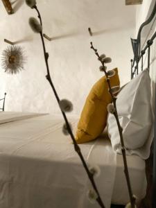 SolarussaIs Scabas Guestrooms的一间卧室配有一张黄色枕头和小枝床