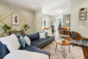 亚特兰大SUN LIT MODERN HOME with GOOD VIBES AND LOTS OF COFFEE - DesignedByDom的客厅配有蓝色的沙发和桌子