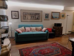 维罗纳Verona City San Zeno Apartment的客厅配有蓝色的沙发和地毯。
