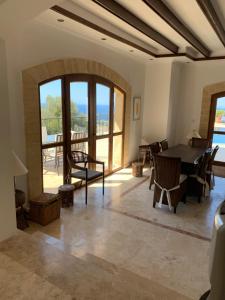 凯里尼亚Spectacular views from this villa in Lapta的一间带桌椅的客厅和一个阳台