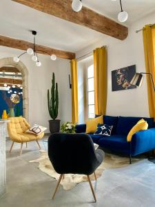 尼姆Grand confort au cœur de Nîmes的客厅配有蓝色的沙发和椅子
